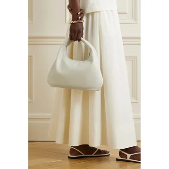 Женская сумка-клатч из черной текстурированной кожи 2023 года выпуска  5